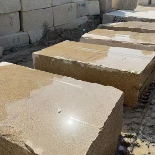 朝阳 黄金麻方料堆场洗料分选中，原材料充足