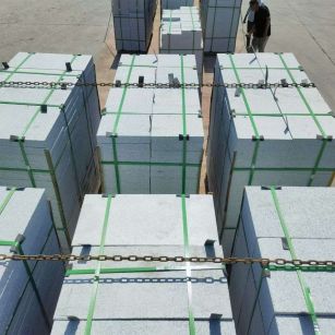 朝阳 芝麻白花岗岩5公分地铺石 花岗岩厂家工厂装车日常