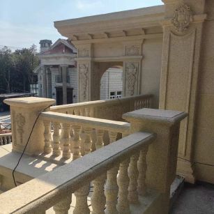 朝阳 黄金麻别墅外墙干挂雕花配合阳台栏杆花瓶柱