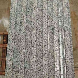 朝阳 芝麻白花岗岩荔枝面雕刻盲道，盲条