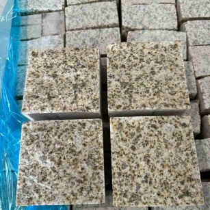 朝阳 黄金麻花岗岩自然面小方块，弹石，马蹄石等