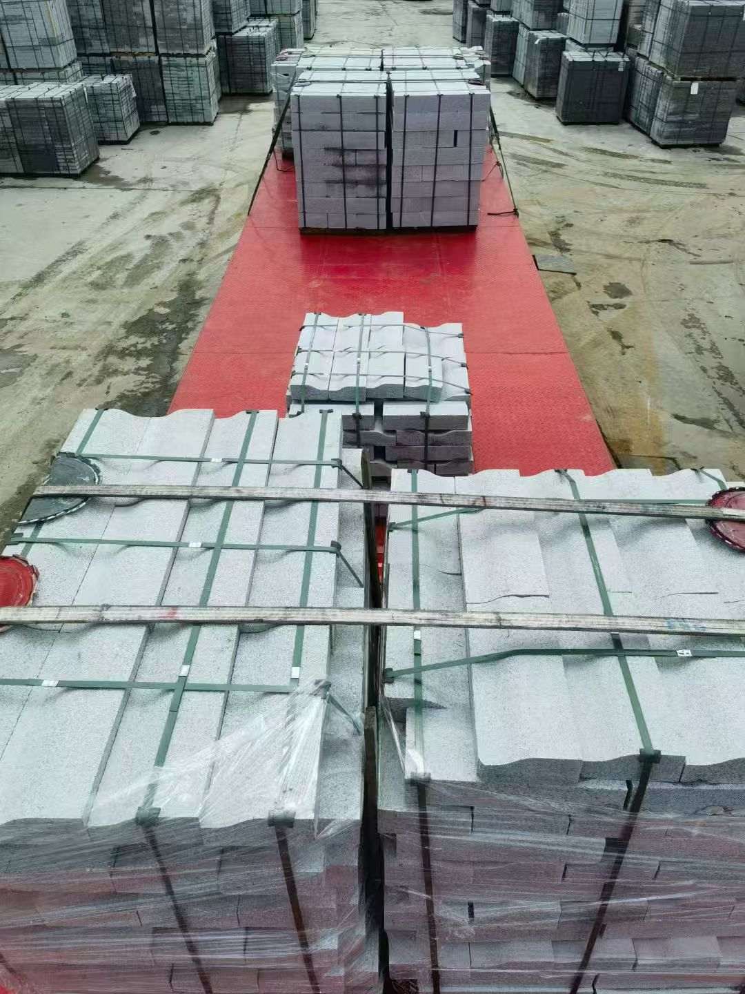 朝阳 芝麻白仿形加直形路沿石出货日常