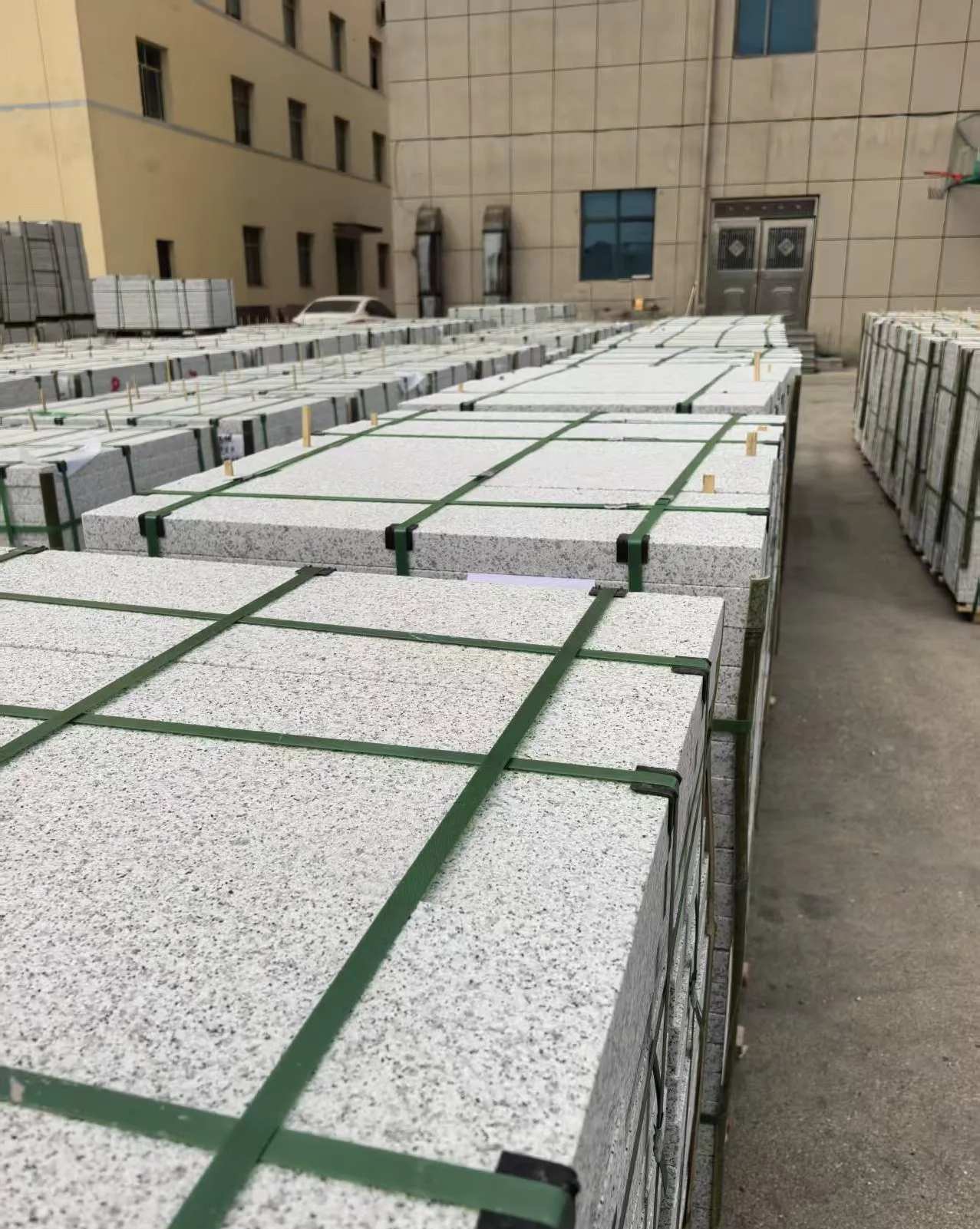 朝阳 白麻花岗岩5.0公分荔枝面地铺石