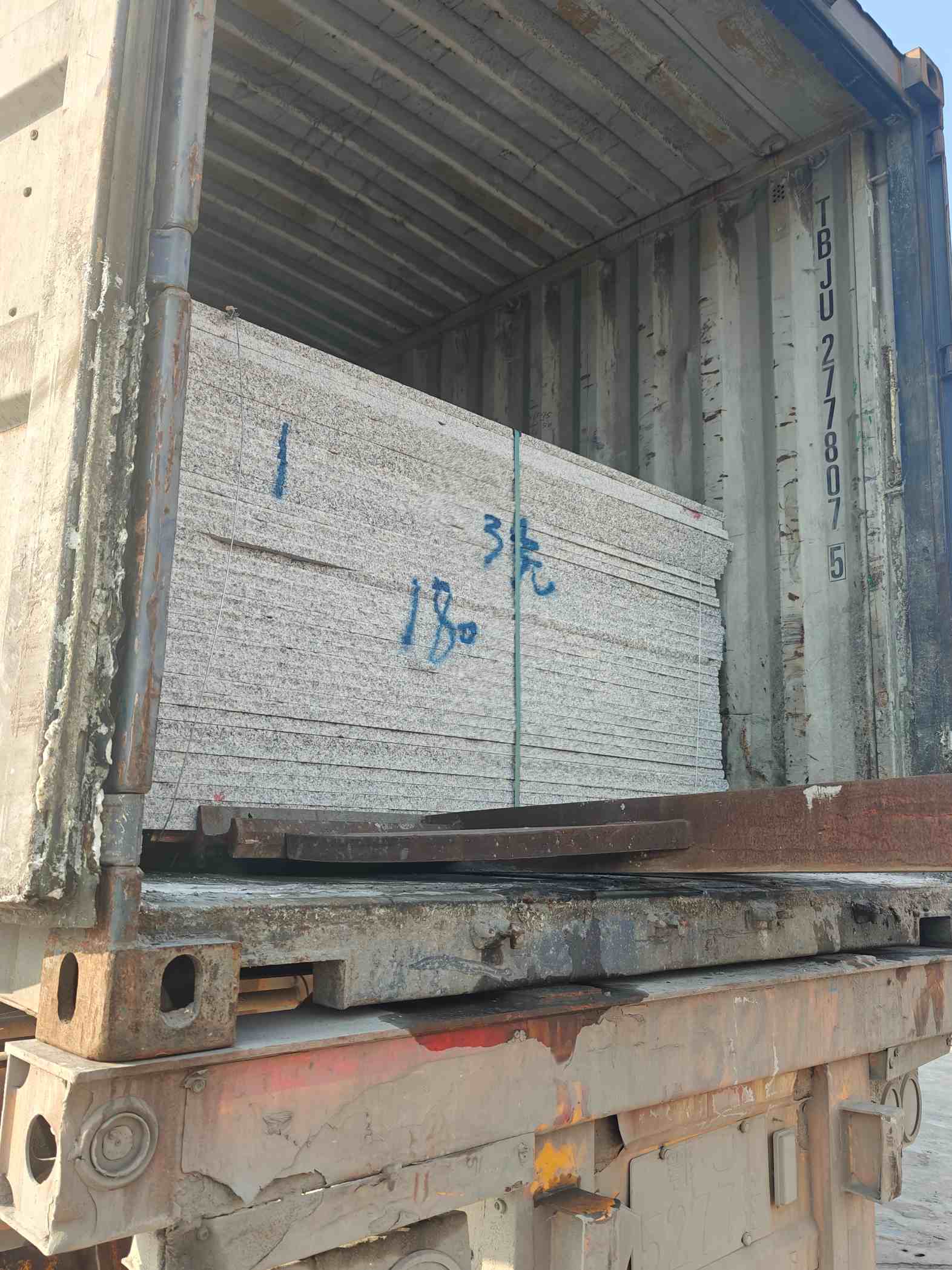 朝阳 芝麻白花岗岩石材3.0公分光面毛板装柜出货