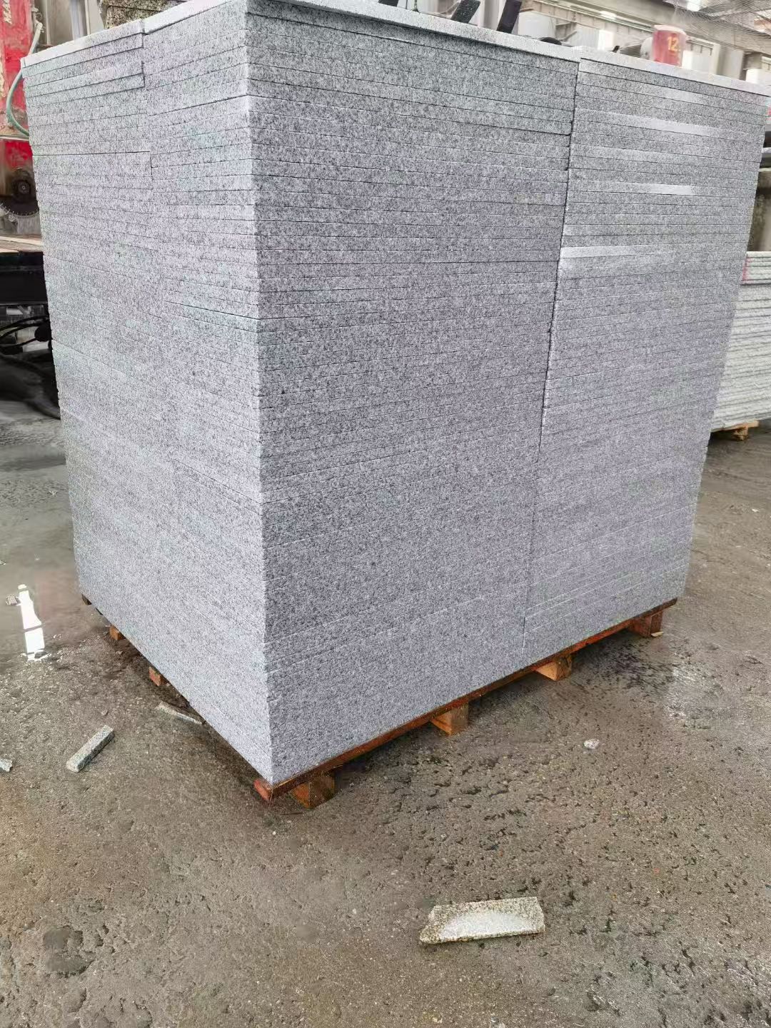 朝阳 芝麻白火烧面1.8厚300*600地铺石，尺寸标准，厚薄均匀