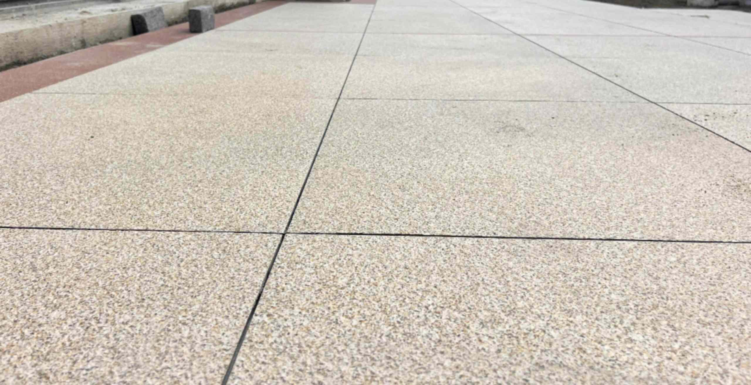 朝阳 黄金麻花岗岩石板材荔枝面地面铺装效果