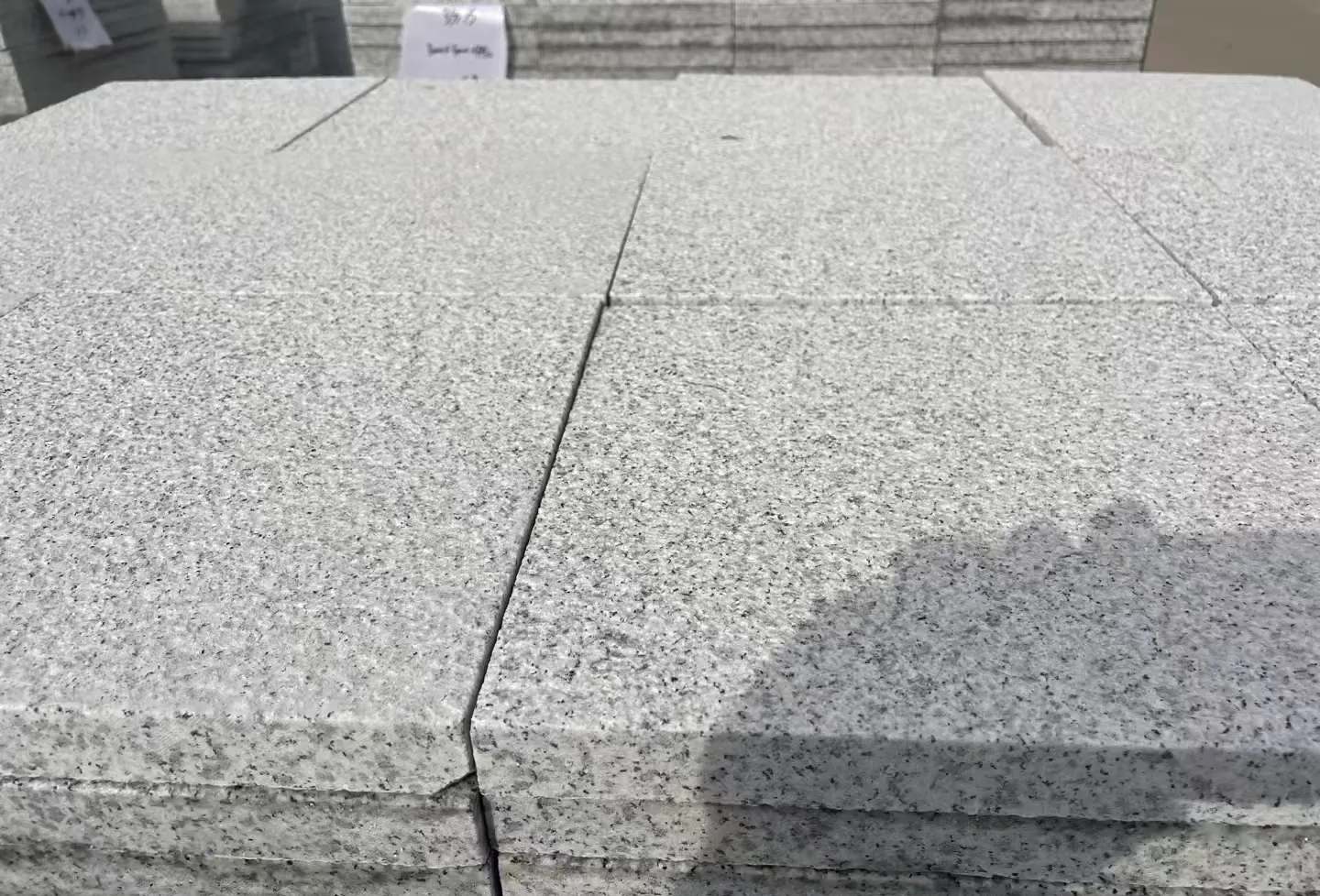 朝阳 白麻花岗岩石材推荐 荔枝面地铺石