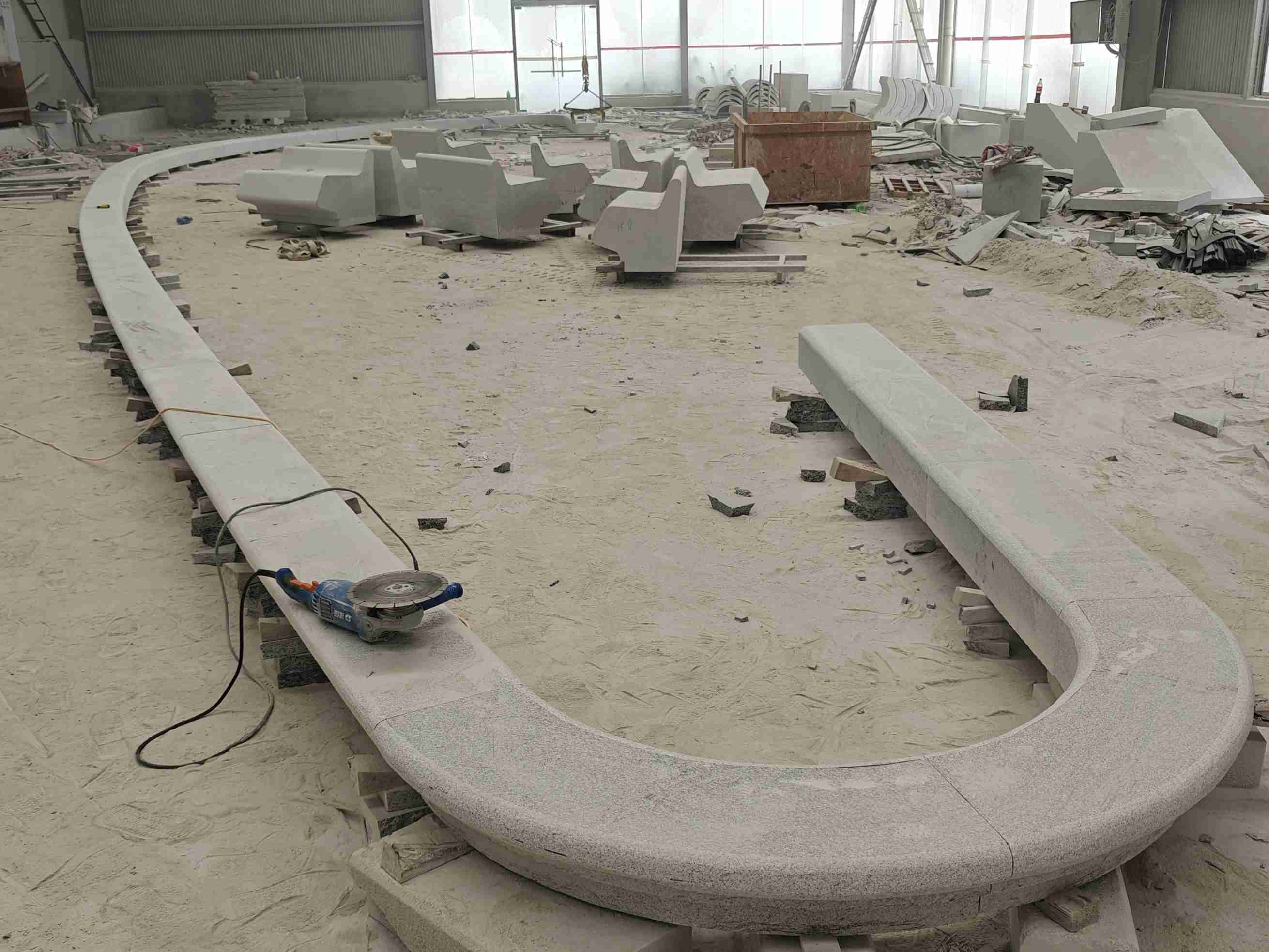 朝阳 芝麻白花岗岩弧形花坛石，坐凳石