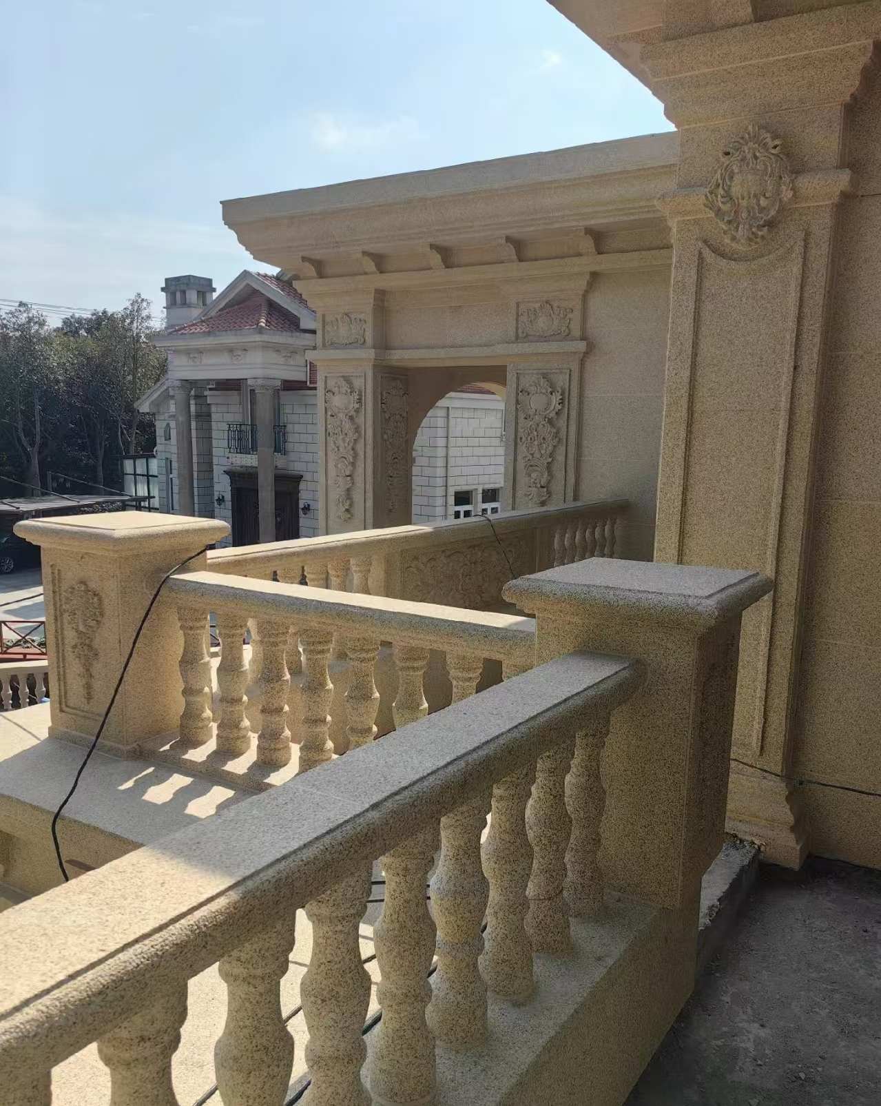 朝阳 黄金麻别墅外墙干挂雕花配合阳台栏杆花瓶柱