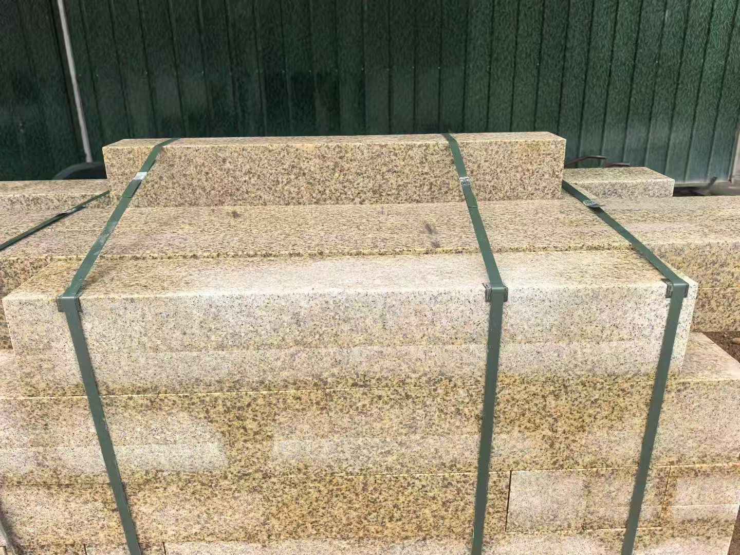 朝阳 黄金麻花岗岩石材机切面栏杆料半成品