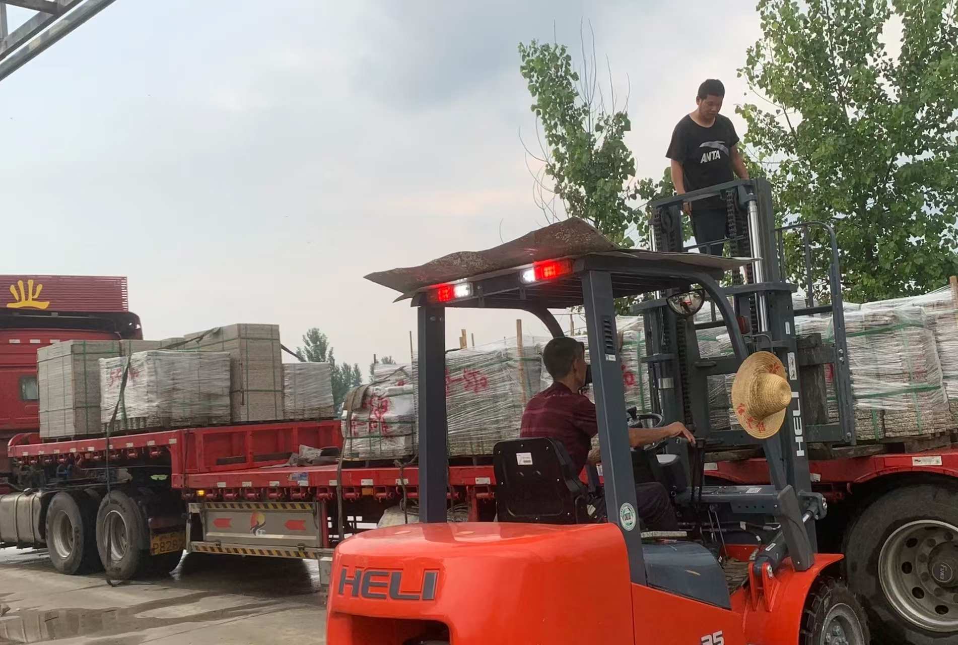 朝阳 黄金麻冰裂纹，地铺石装车