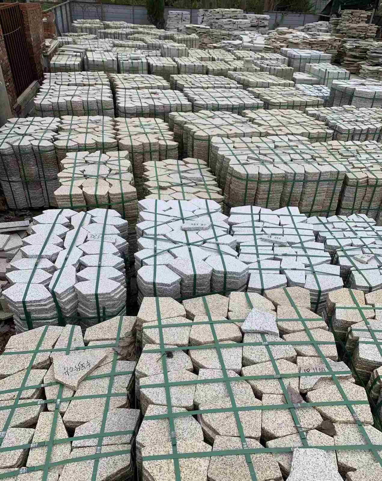 朝阳 黄金麻白麻花岗岩荔枝面地铺石(冰裂纹)