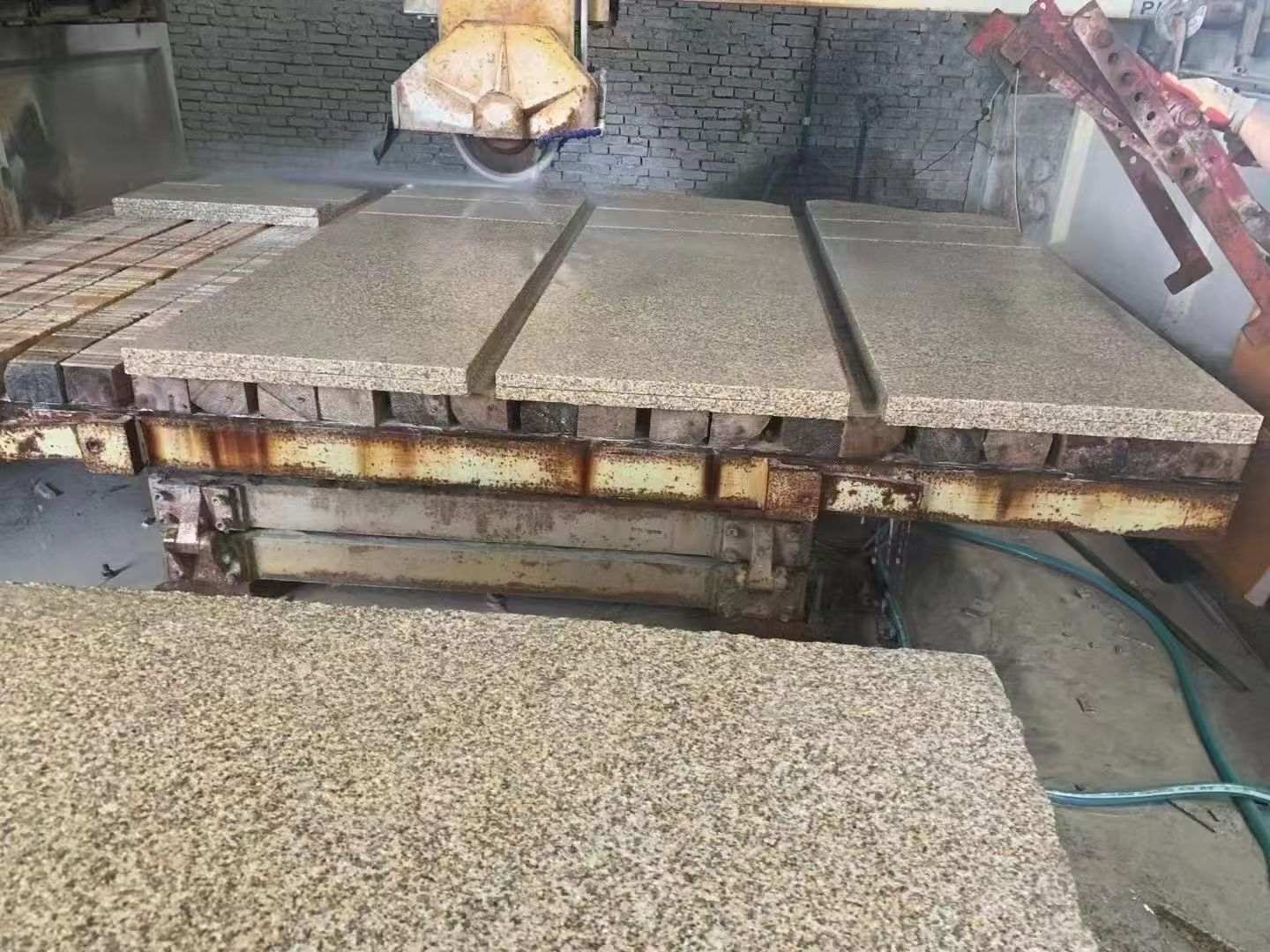 朝阳 黄金麻荔枝面成品板加工