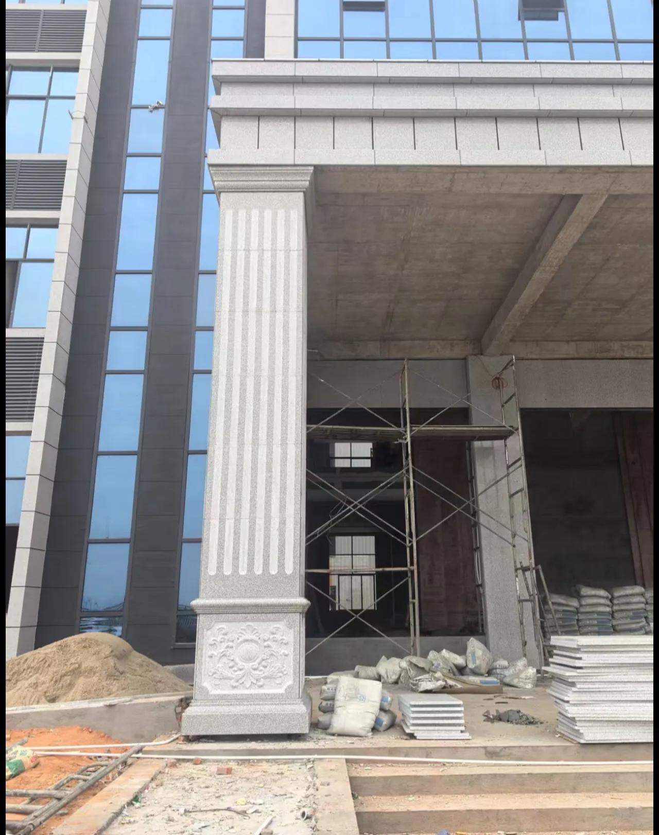 朝阳 芝麻白光面花岗岩门楼大柱（罗马柱）配雕花底座