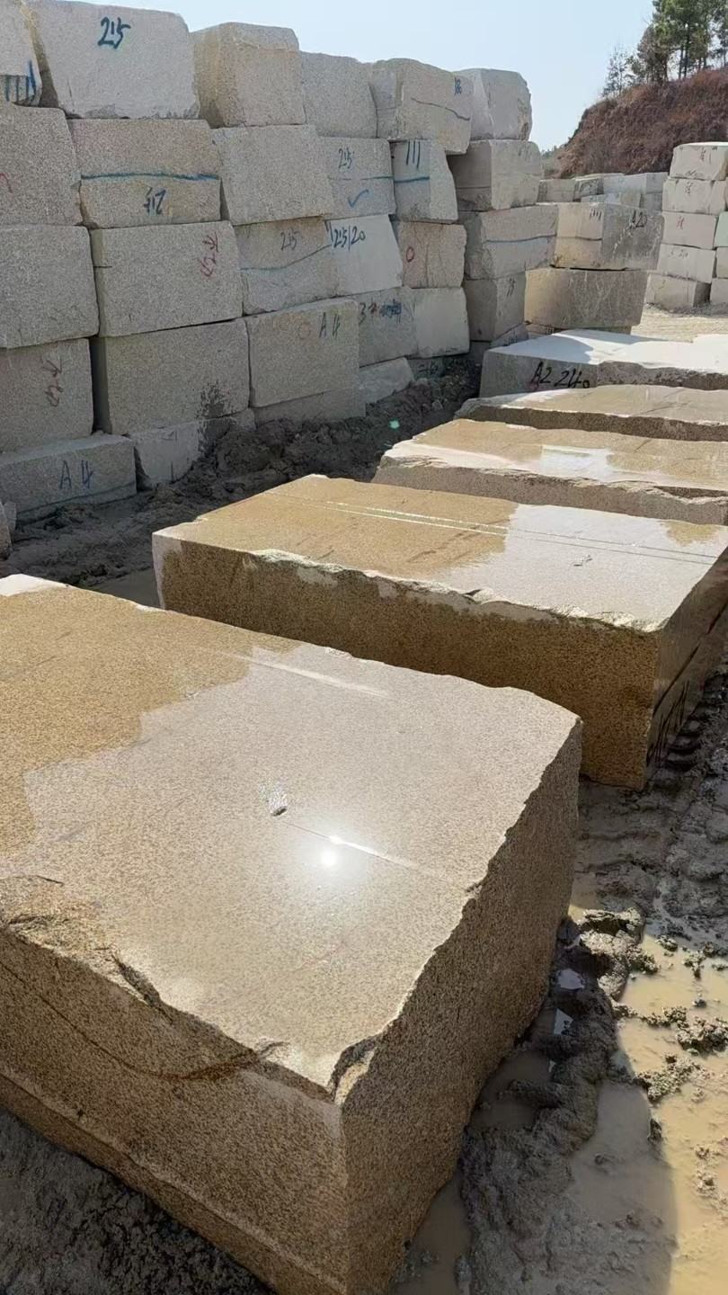 朝阳 黄金麻方料堆场洗料分选中，原材料充足