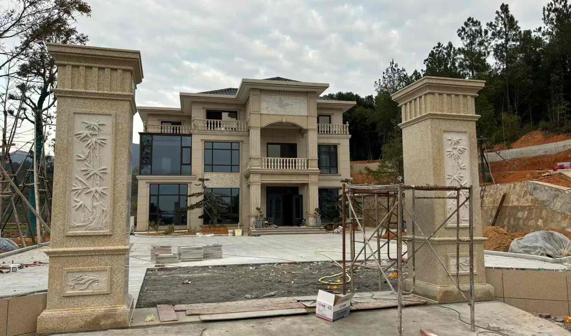 朝阳 黄金麻花岗岩别墅雕花外墙干挂配上门口雕花罗马柱