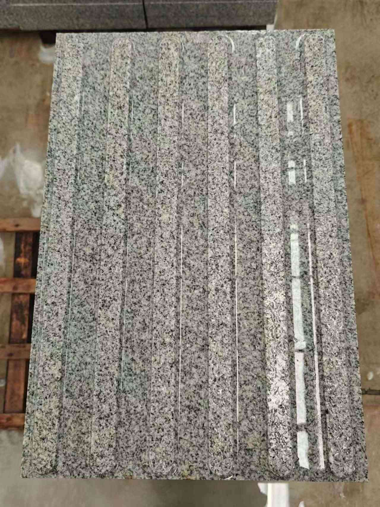 朝阳 芝麻白花岗岩荔枝面雕刻盲道，盲条