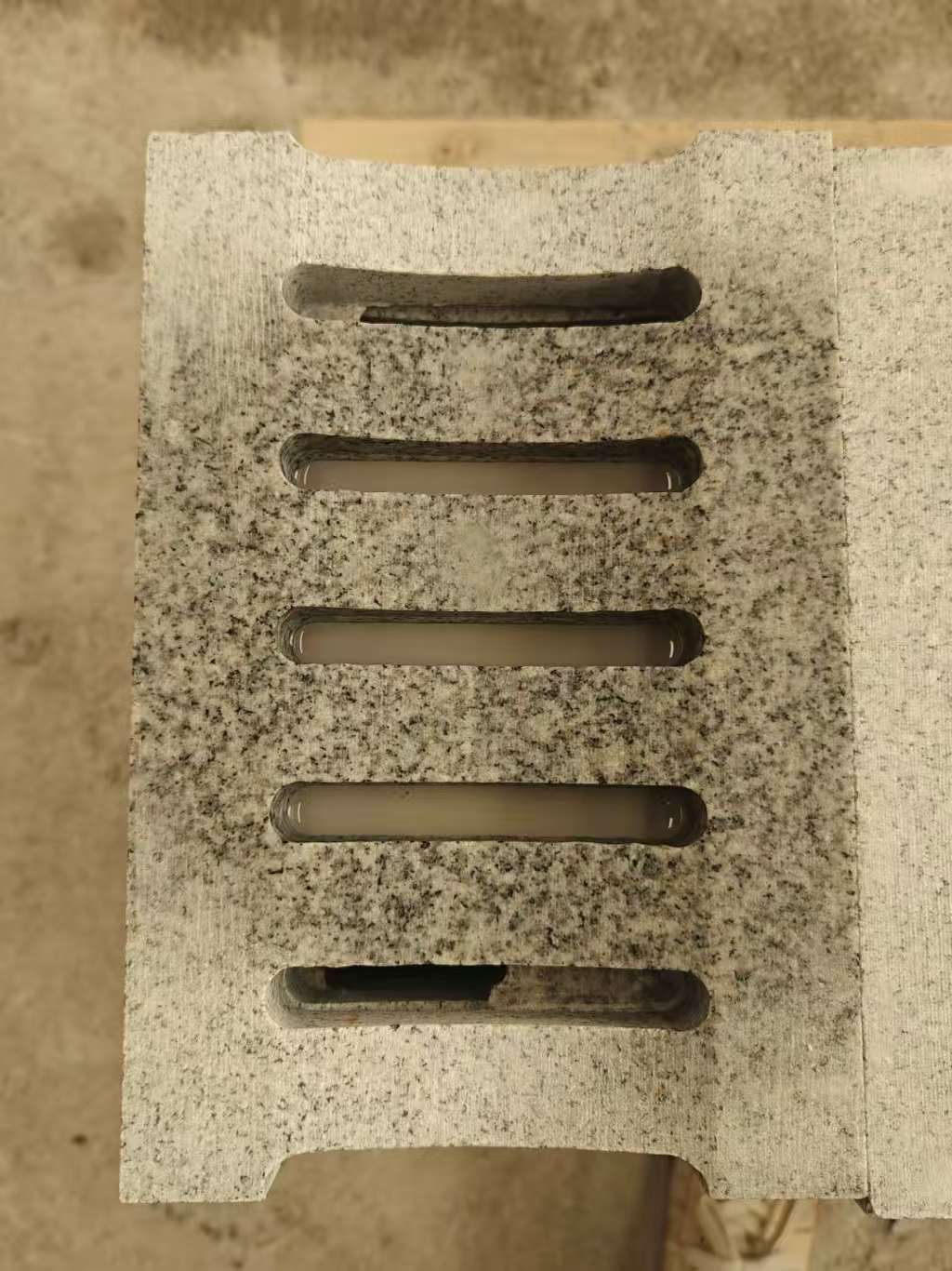 朝阳 芝麻白拉丝面花岗岩U型开槽排水槽