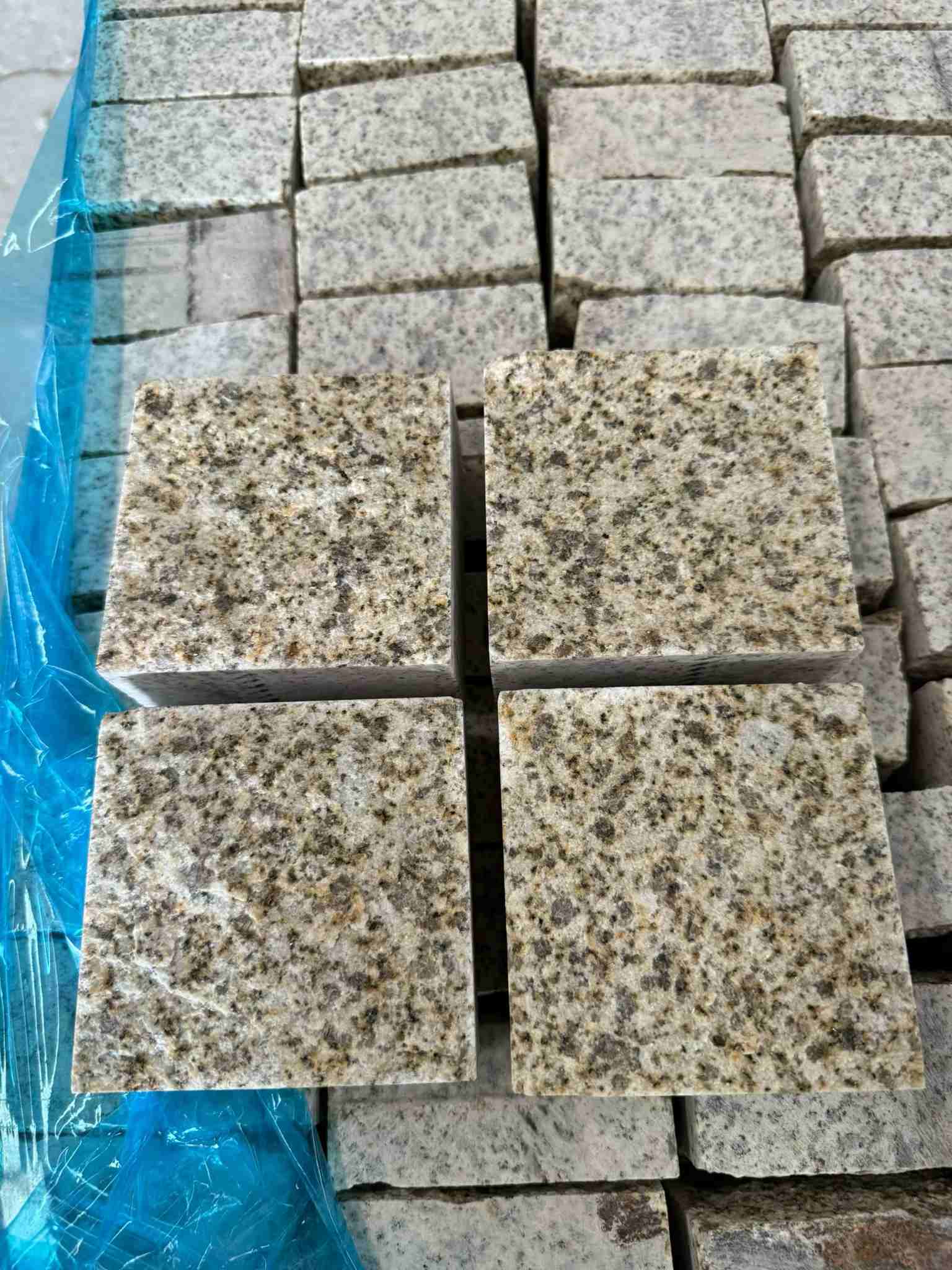 朝阳 黄金麻花岗岩自然面小方块，弹石，马蹄石等