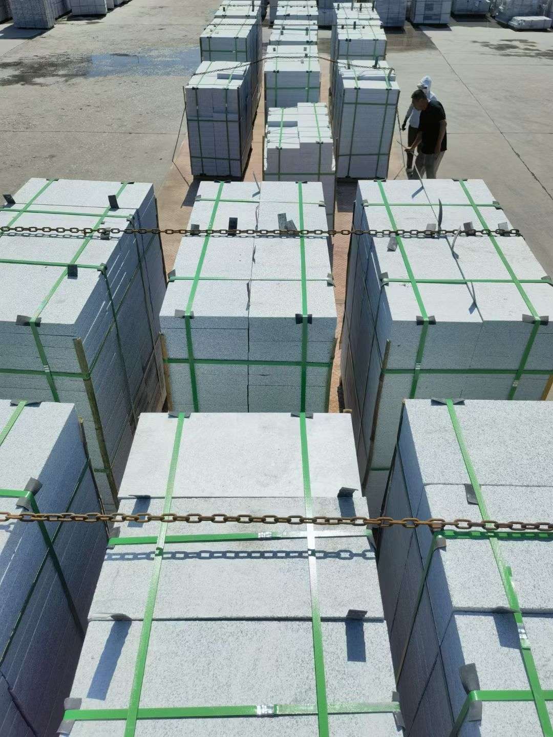 朝阳 芝麻白花岗岩5公分地铺石 花岗岩厂家工厂装车日常