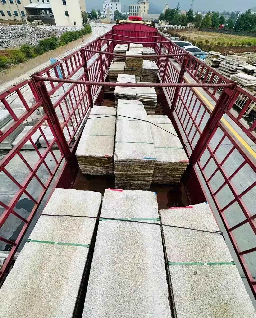 朝阳 黄金麻花岗岩荔枝面，光面毛板装车完成