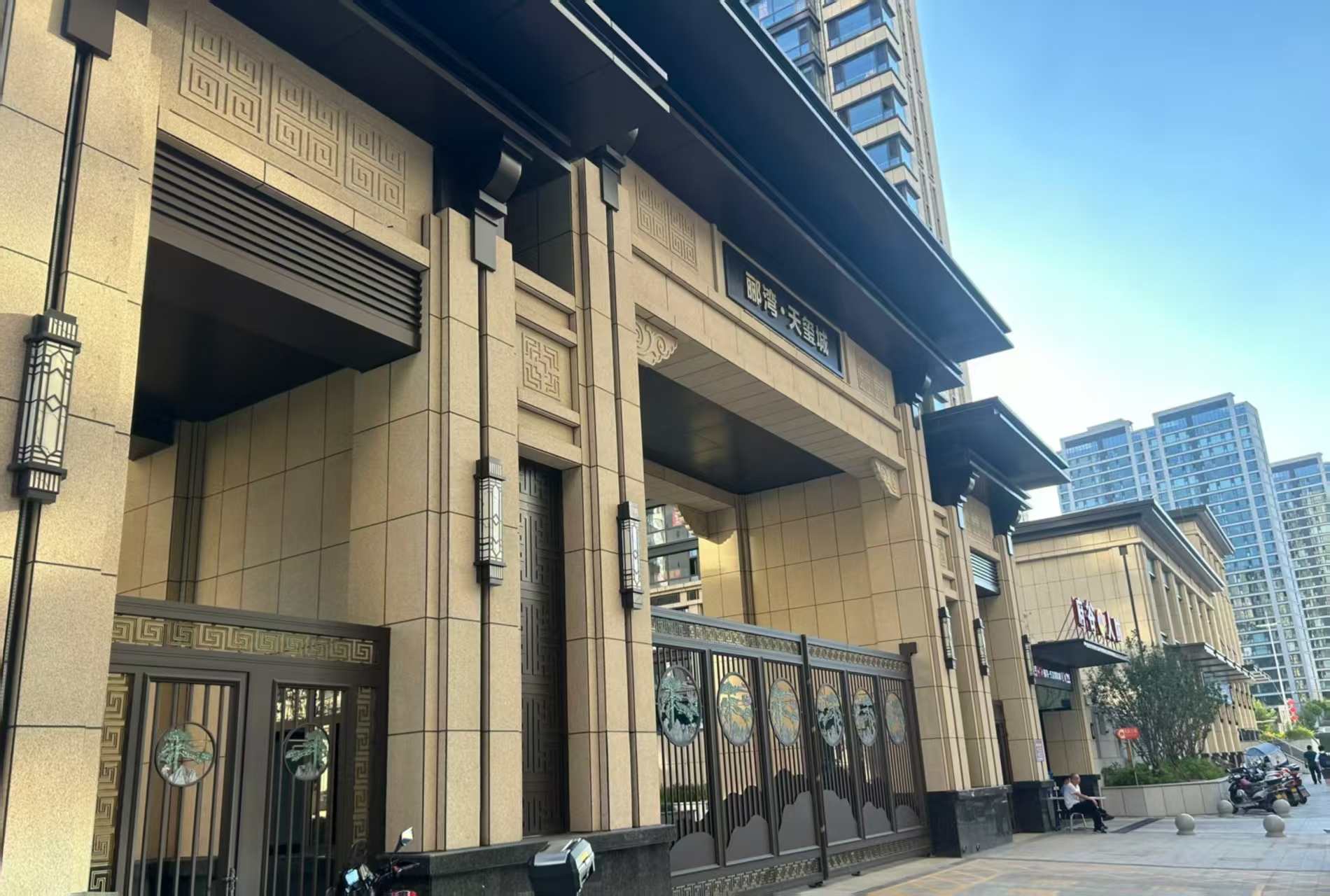 朝阳 黄金麻花岗岩荔枝面小区门楼外墙干挂