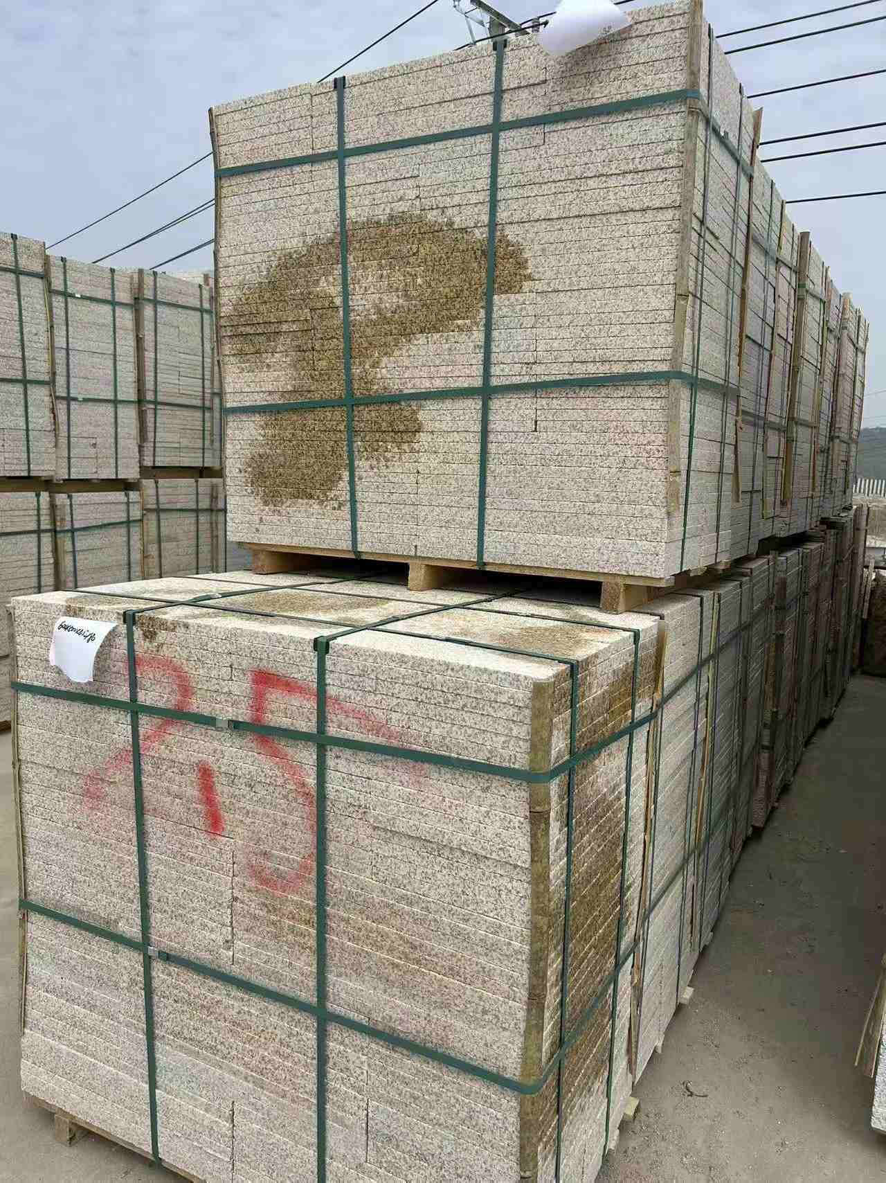 朝阳 黄金麻花岗岩石材荔枝面地铺石2.5*300*600