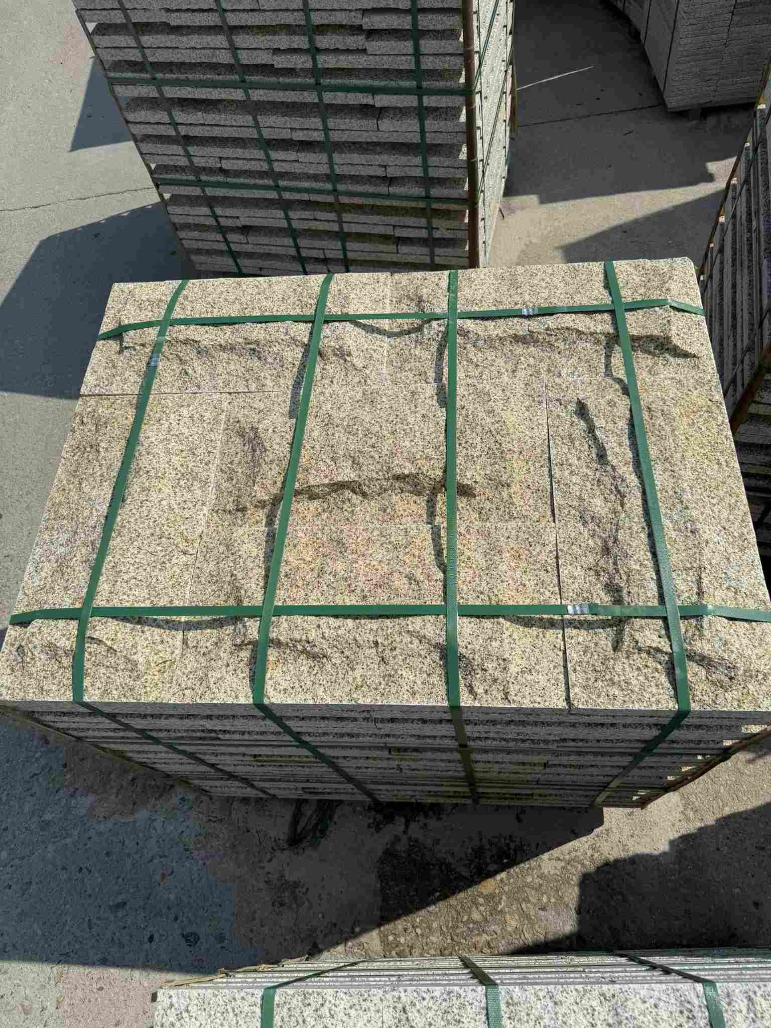 朝阳 黄金麻花岗岩石材自然面蘑菇石成品