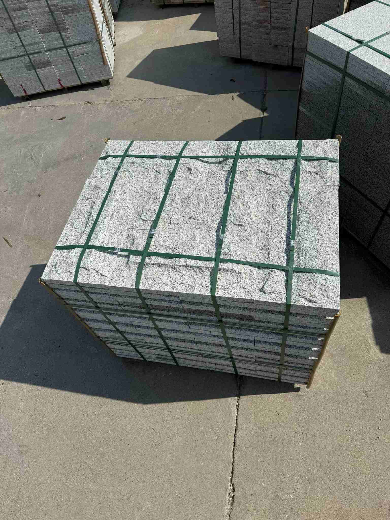 朝阳 白麻花岗岩石材自然面蘑菇石成品