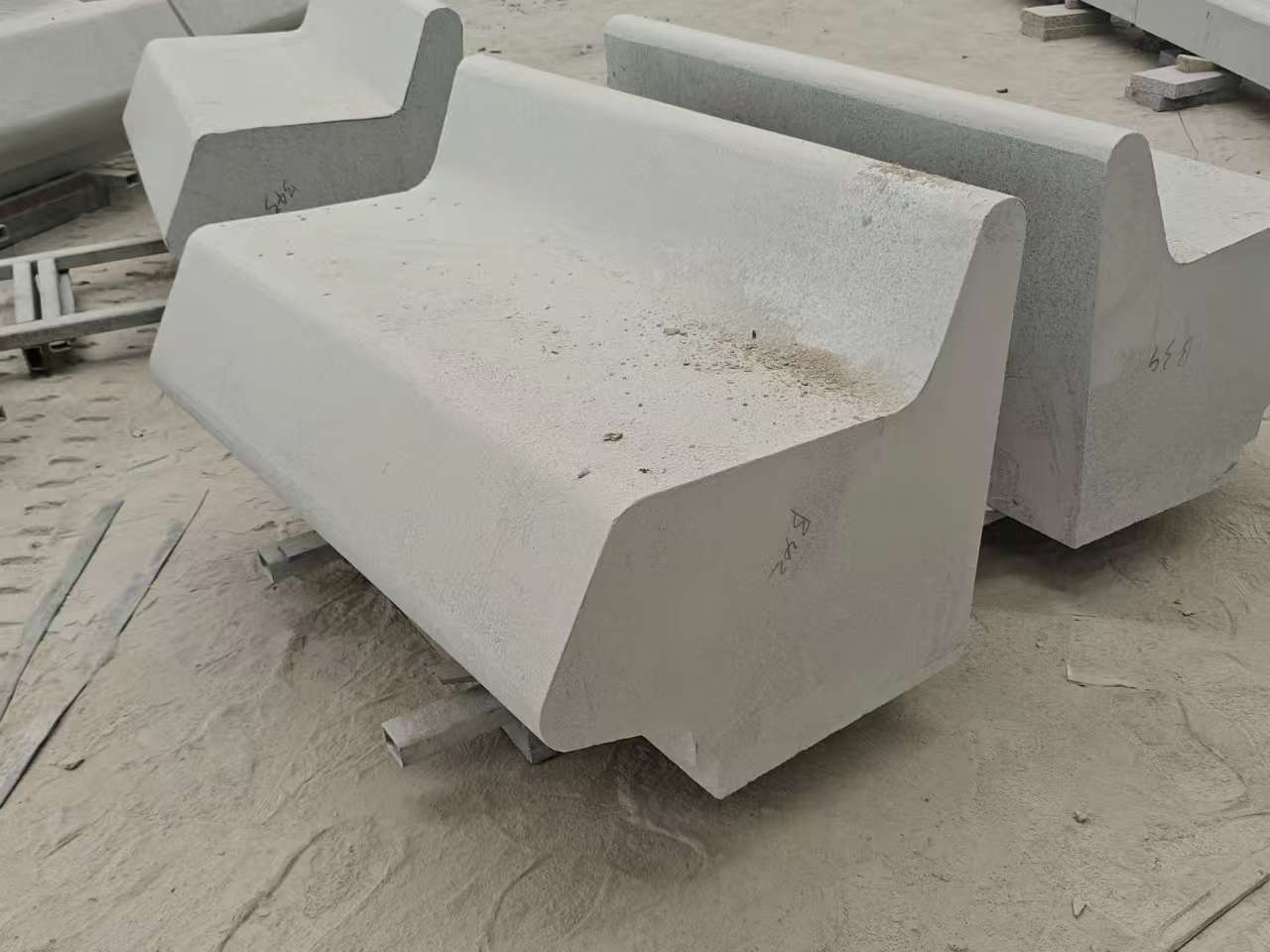 朝阳 芝麻白花岗岩异形坐凳，石凳